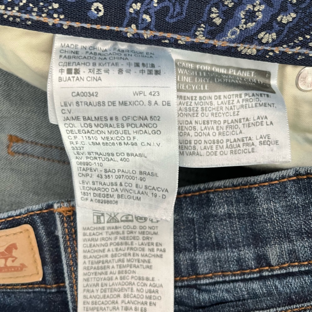 Women’s Levi’s 525 Straight Leg - Picture 14 of 15